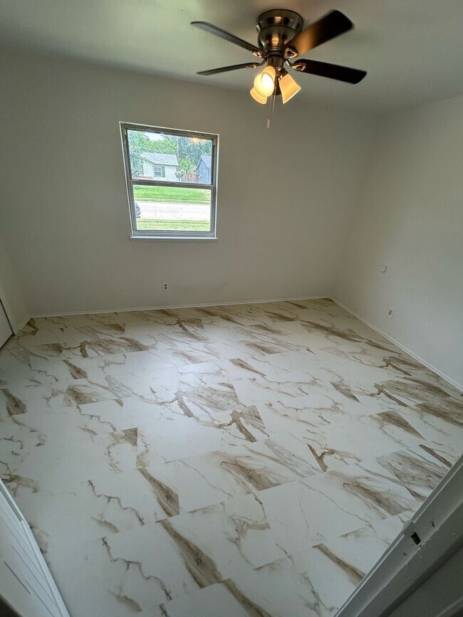 Building Photo - Modern living meets exceptional comfort