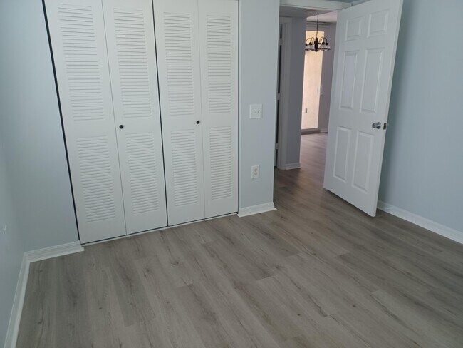 Building Photo - 215 Villa Cir