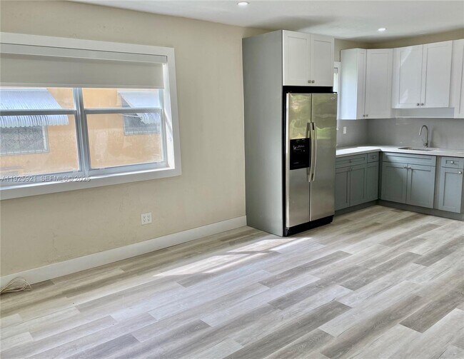 Building Photo - 1147 NE 113th St