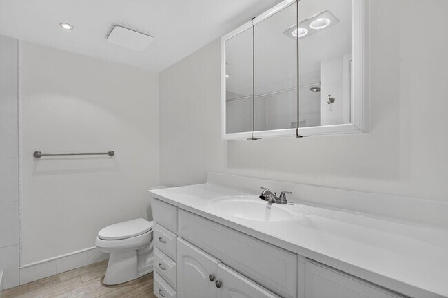 Building Photo - 6410 NW 34th Ave