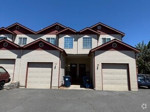 Building Photo - NE Bend 2 Bed/2.5 Bath Near St. Charles - ...
