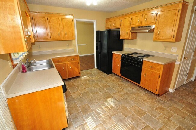 Building Photo - Sweet 3 bed 2.5 ba.  1 car garage in St B