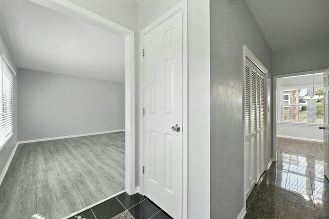 Building Photo - 412 Desertmartin Way