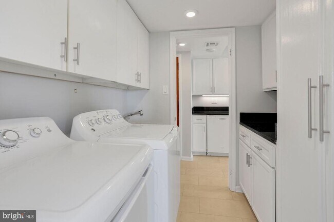 Building Photo - 1101 S Arlington Ridge Rd