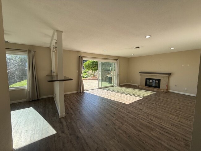 Building Photo - 3 bedroom, 1 1/2 bath home in Thousand Oaks