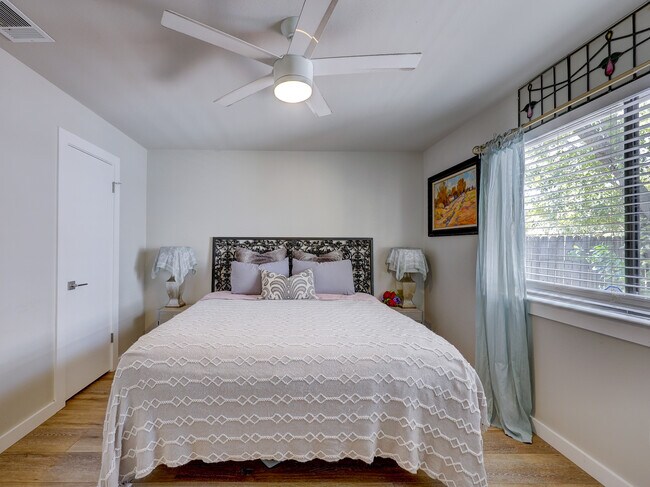 Building Photo - 12032 Shropshire Blvd