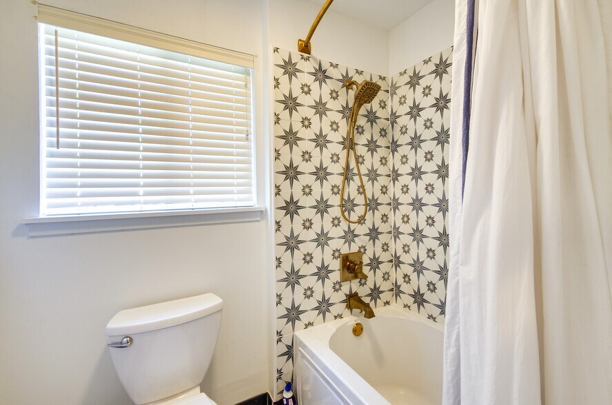 Building Photo - 5846 Clubview Dr