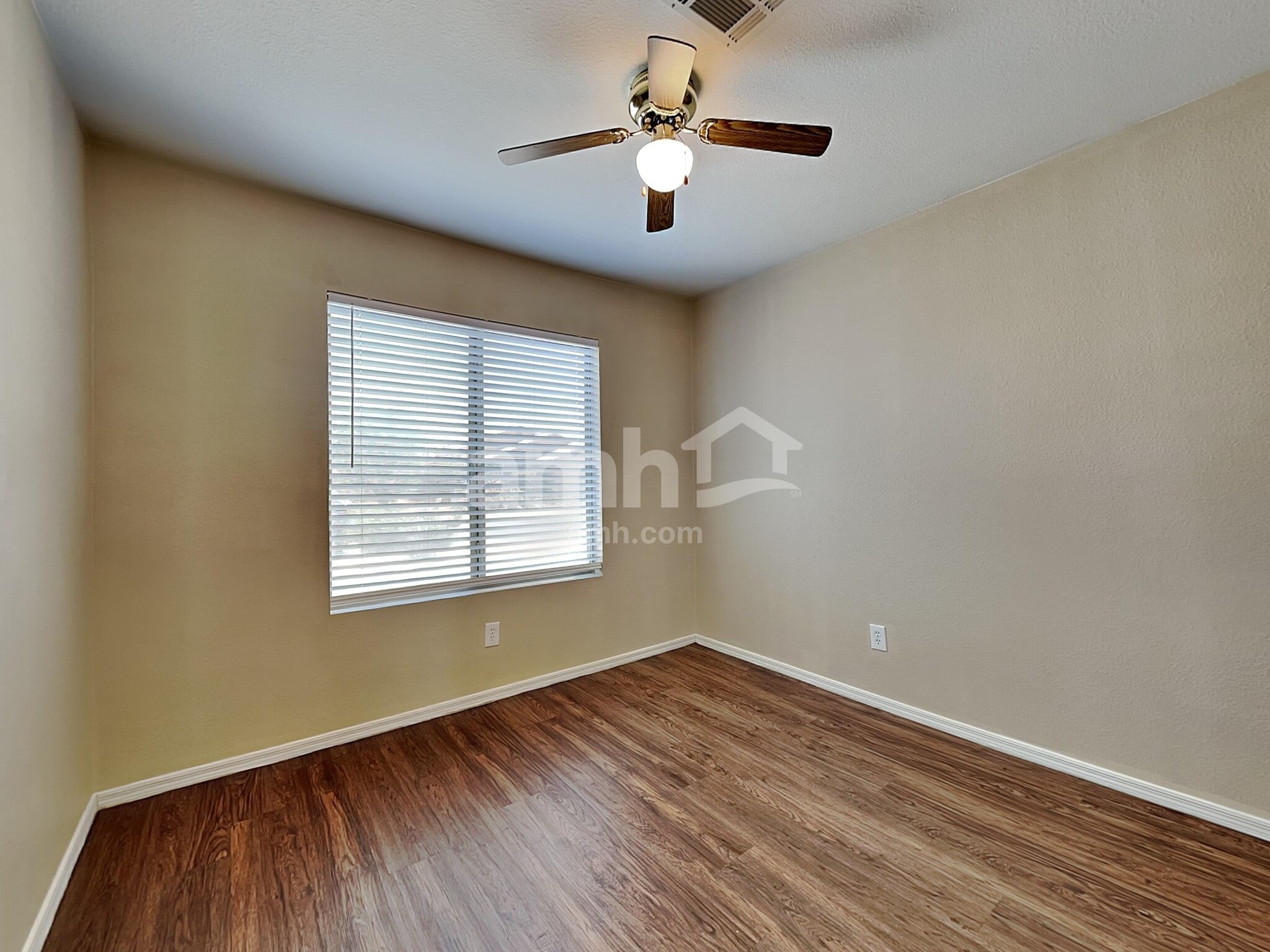 Building Photo - 8912 W La Reata Ave