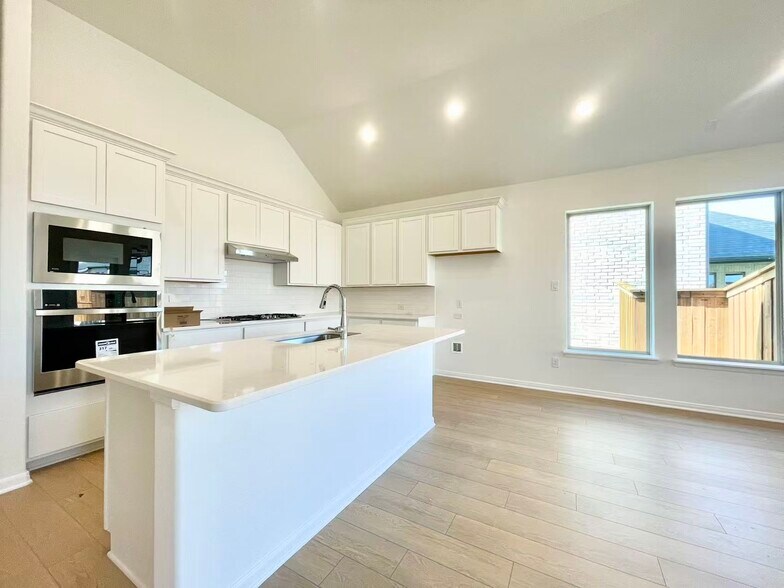 Building Photo - 16205 Garden Dr
