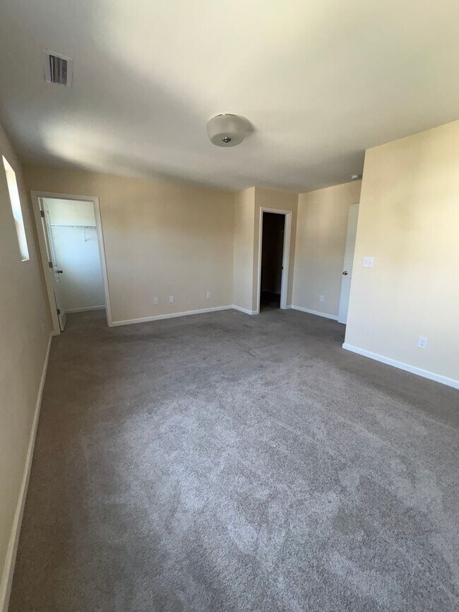 Building Photo - 3BR/2.5BA Townshoue in Mallard Creek
