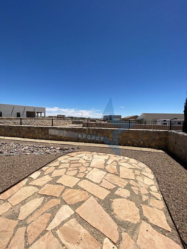 Building Photo - Stunning 4 bedroom, 2.5 bath house - 3 car...