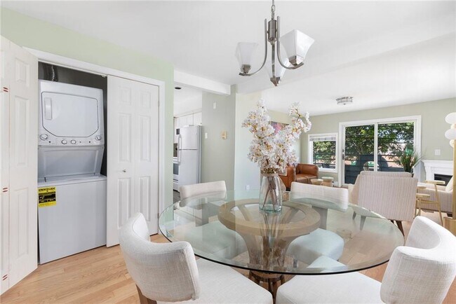 Building Photo - 492 Thames St