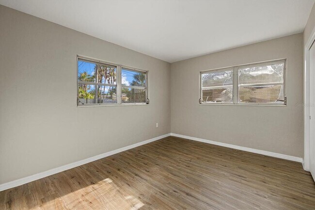 Building Photo - 106 Aurora St E