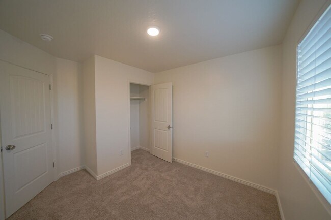 Building Photo - Remodeled 3 Bed / 2.5 Bath Townhome in Great Location