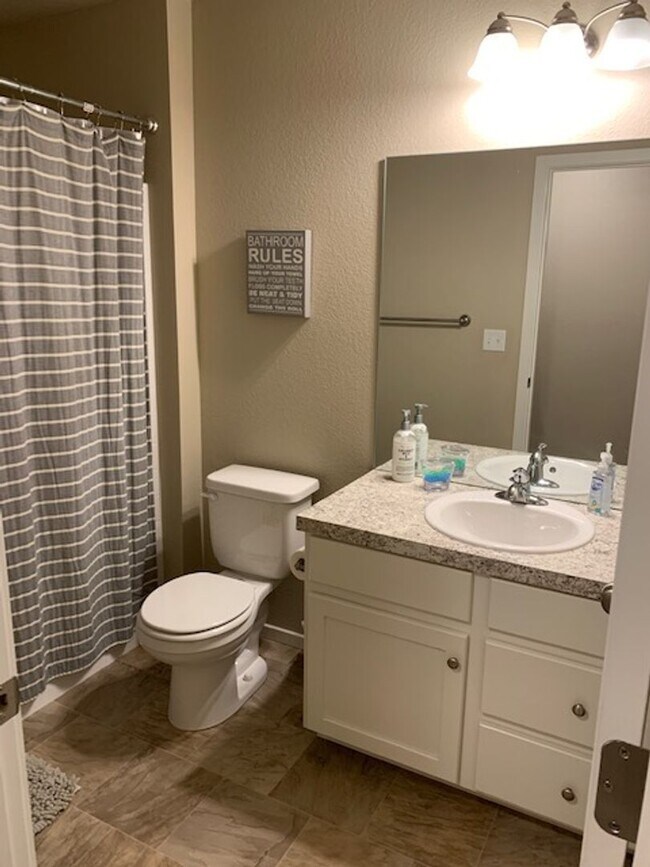 Building Photo - Spacious 3-Bedroom End-Unit Townhome for R...