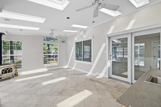 Building Photo - 5702 Teasley Ln