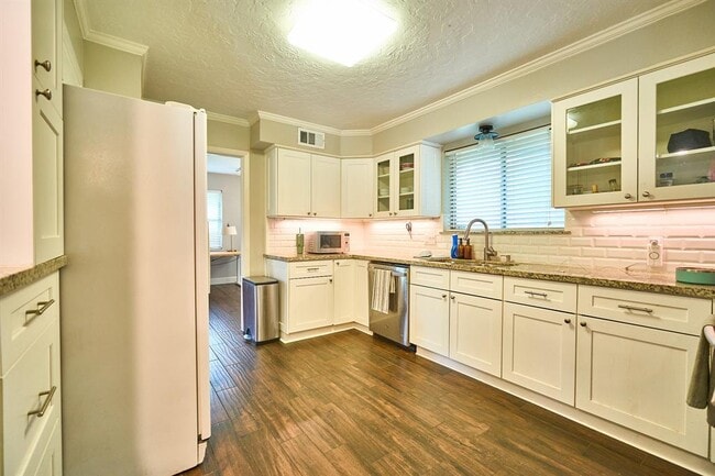 Building Photo - 5506 Dumfries Dr