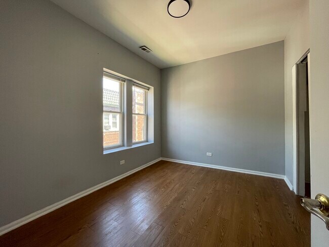 Building Photo - 1152 N Harding Ave