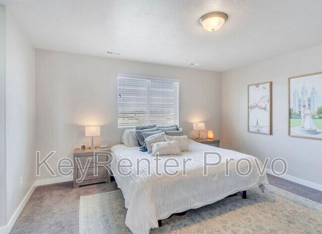 Building Photo - 934 240 W