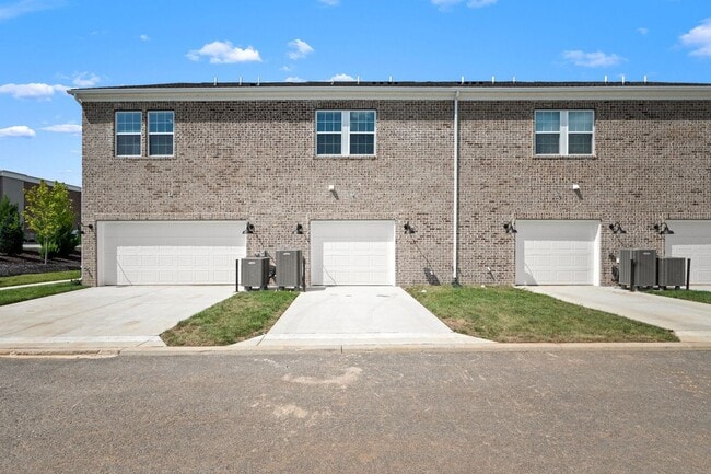 Building Photo - 2718 Willowoak Trl