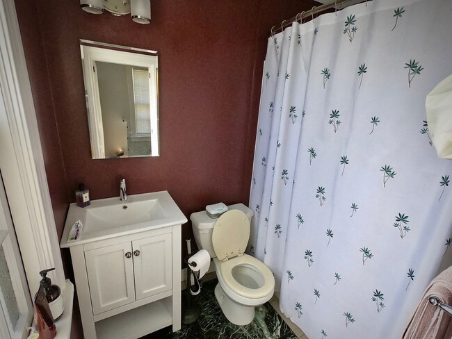 Building Photo - 9/1 Beautiful Hidden GEM. 2 Blocks from Wa...