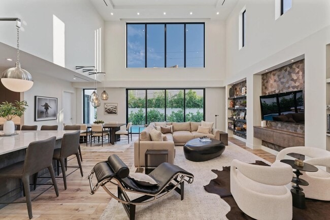 Building Photo - 214 28th St