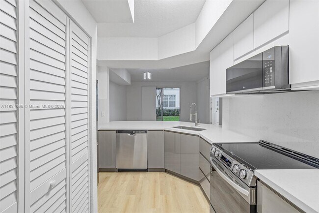 Building Photo - 775 SW 148th Ave