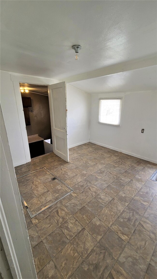 Building Photo - 139 N Ash St