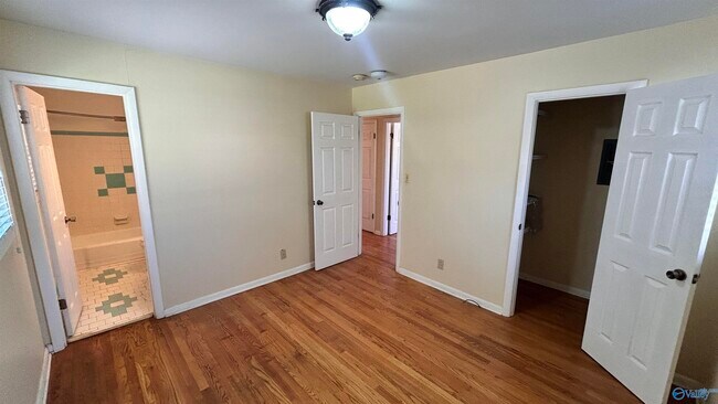 Building Photo - 2106 Giles Dr NE