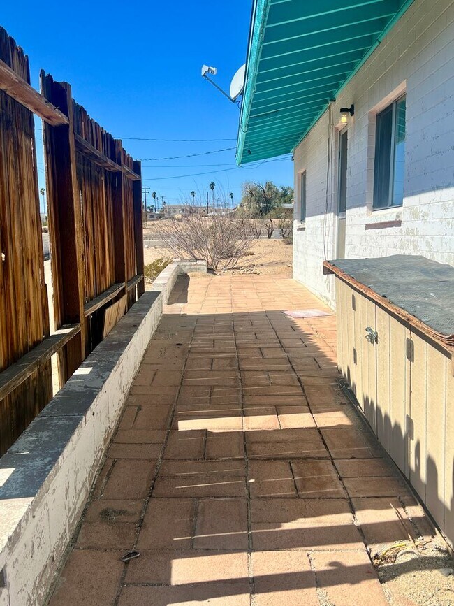 Building Photo - 73817 Crestview Dr