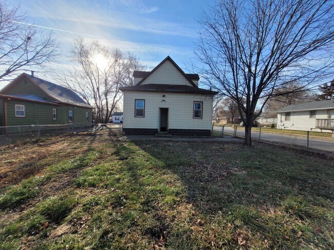 Building Photo - 2 Bedroom, 1 Bathroom home with front porch and fenced yard!