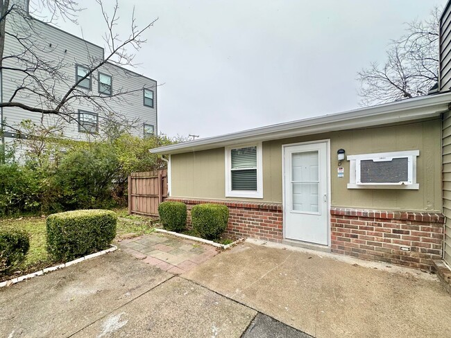 Building Photo - Location is Everything! Great West Side 2 bdmr/1 bth Available Now!