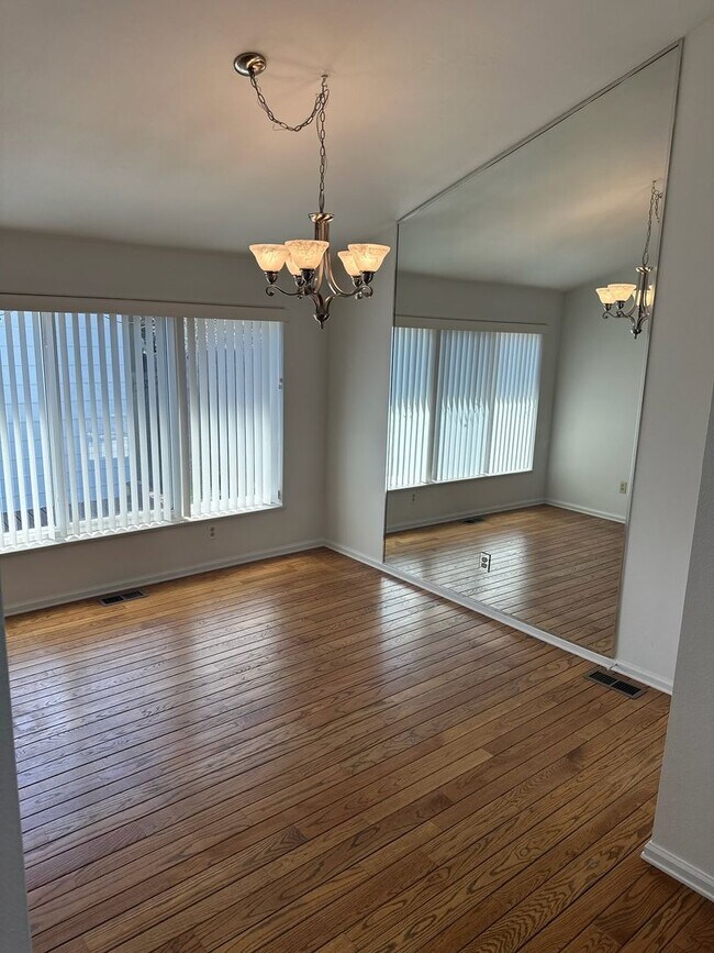 Building Photo - Fantastic 3 bedroom, 3 bath, 2 car garage patio home in Biscayne!