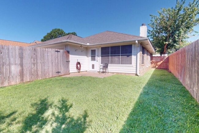 Building Photo - 810 Camellia Ct