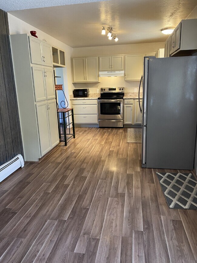 Building Photo - 4 bedroom - Hartsock