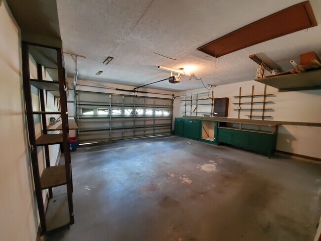 Building Photo - Spacious 3 bedroom/2bath/2 car garage in Lake Sarasota - Coming February