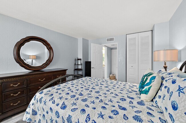 Building Photo - Spacious Oceanfront Condo