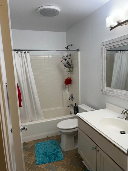Building Photo - 5030 Gavilan Way