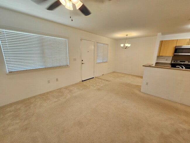Building Photo - 2 Bed 1 Bath Condo 2 Parking ( Tandem parking right in front )