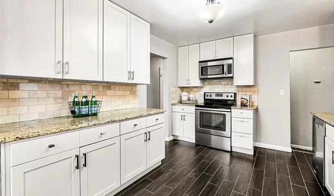 Building Photo - Furnished 3 bedroom 1 bathroom apartment