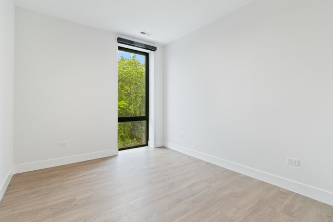 Building Photo - 3140 N Clybourn Ave