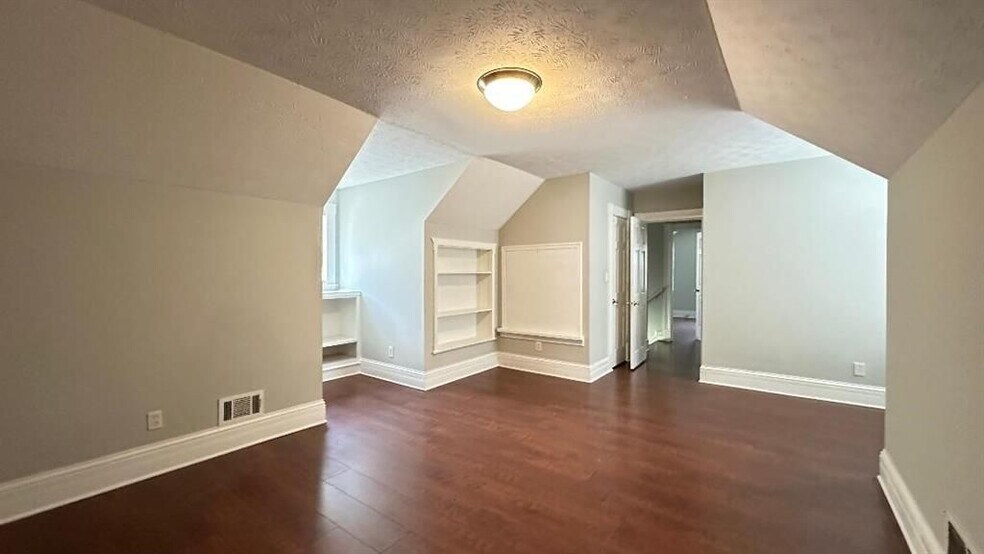 Building Photo - 1626 Isham Dr