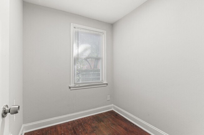 Building Photo - 2620 Mapleton Ave