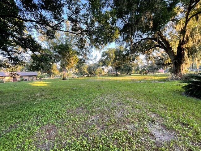 Building Photo - Country Living! 2 Bedroom Lithia