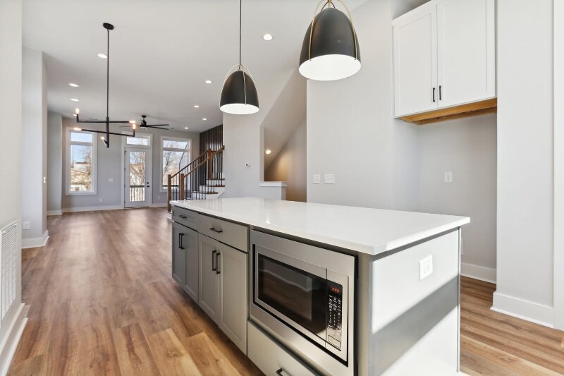 Building Photo - 107 E 9th St