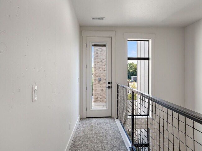 Building Photo - 2510 W Iron Coop St