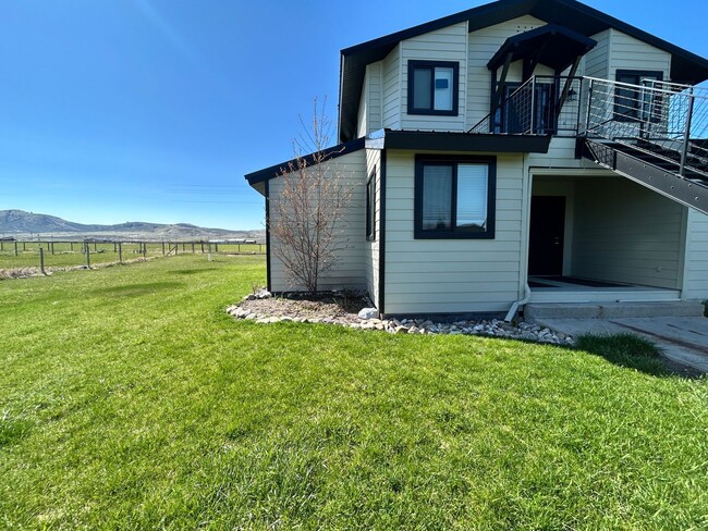 Building Photo - 2 bed, 1 Bath in Hamilton. Includes one ca...