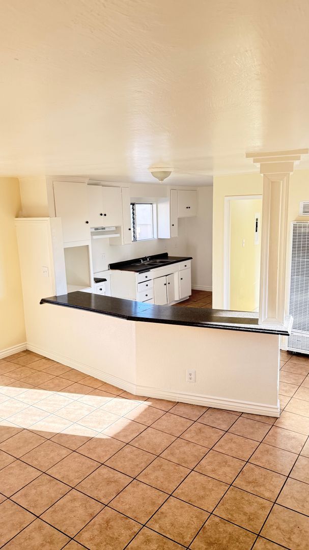 Building Photo - ASK ABOUT OUR MOVE IN SPECIAL - 1 MONTH FREE -2 bedroom 1 bath AVAILABlE NOW