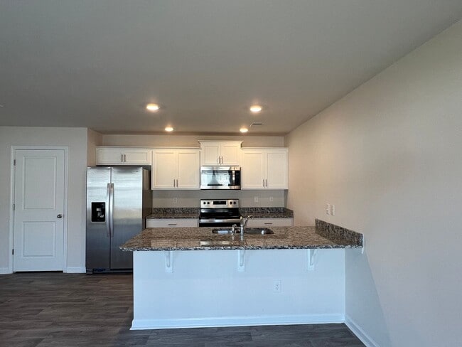 Building Photo - 4 Bed 2.5 Bath