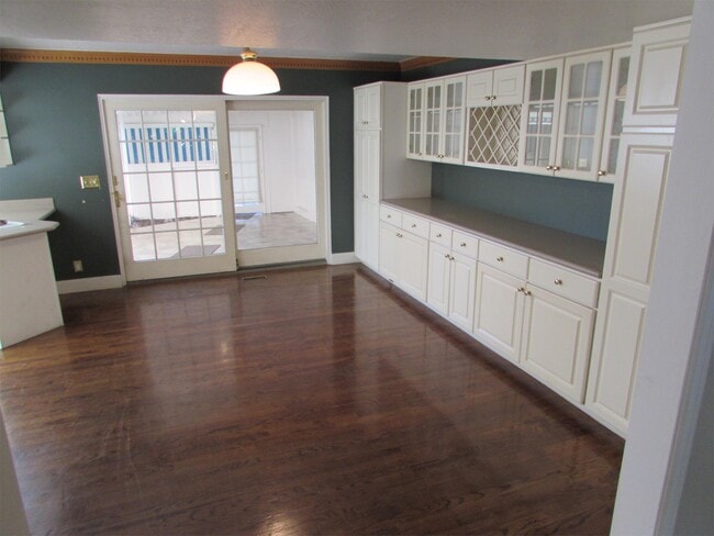 Building Photo - 745 E Three Fountains Cir